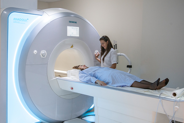MRI 3 تسلا در مقایسه با 1.5 تسلا: تفاوت‌ها، کیفیت تصویر، ایمنی و کاربردهای بالینی